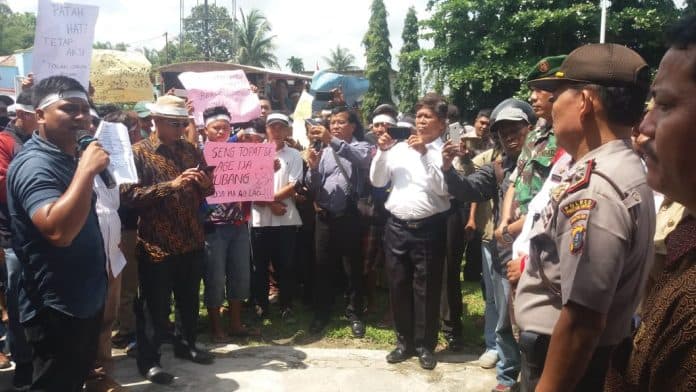 14_tahun_jalan_rusak_dibiarkan_warga_lima_nagori_di_huta_bayu_unjukrasa