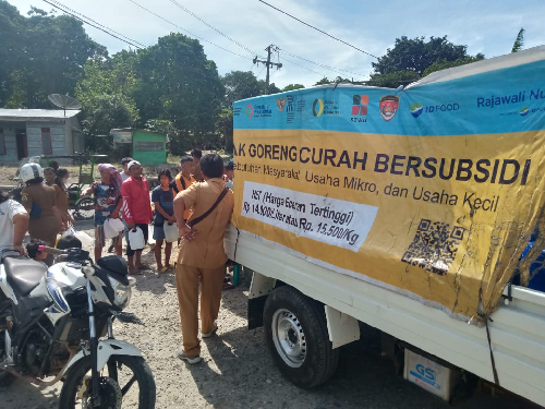 1500_liter_minyak_goreng_curah_bersubsidi_disalurkan_di_samosir