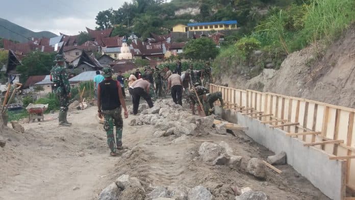 150_personel_tni_turun_ke_hasinggaan_samosir_buka_akses_jalan_di_bukit_berbatu