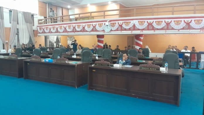 15_anggota_tak_hadir_sidang_paripurna_dprd_pakpak_bharat_ditunda