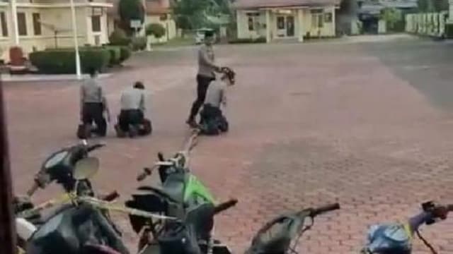 15_detik_aniaya_bintara_perwira_polisi_ditahan_3_pekan