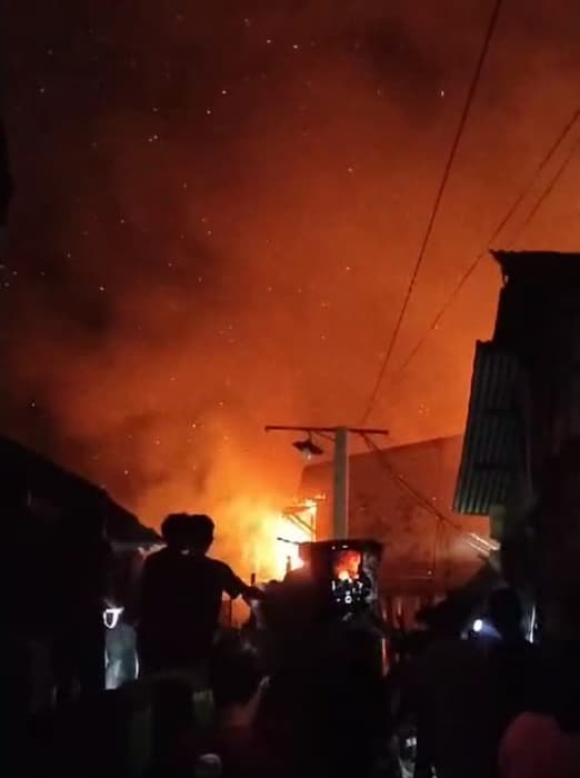 15_rumah_terbakar_di_bagan_deli_1_orang_meninggal_dunia