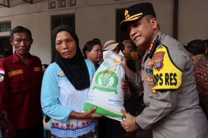 16405_kpm_di_siantar_terima_beras_bantuan_pangan_nasional