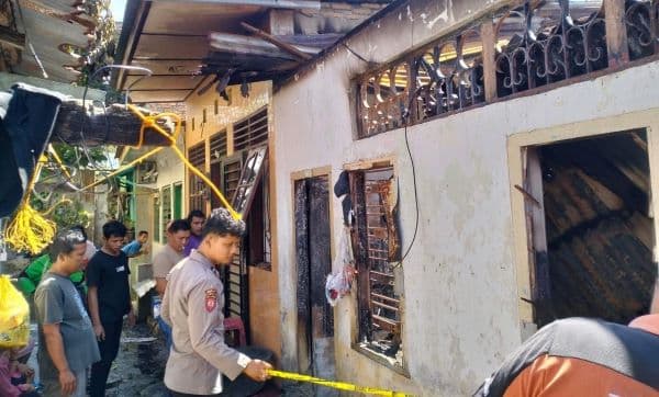 16_rumah_di_simpang_limun_terbakar_94_jiwa_terdampak