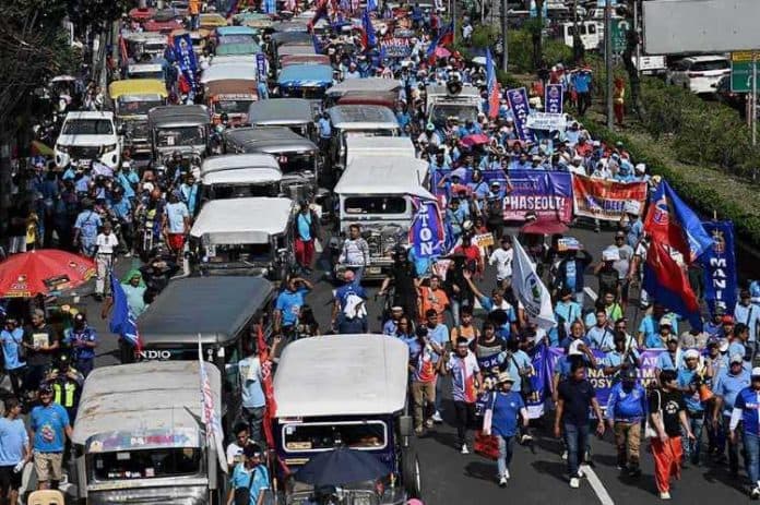 170000_pengemudi_jeepney_di_filipina_protes_program_modernisasi