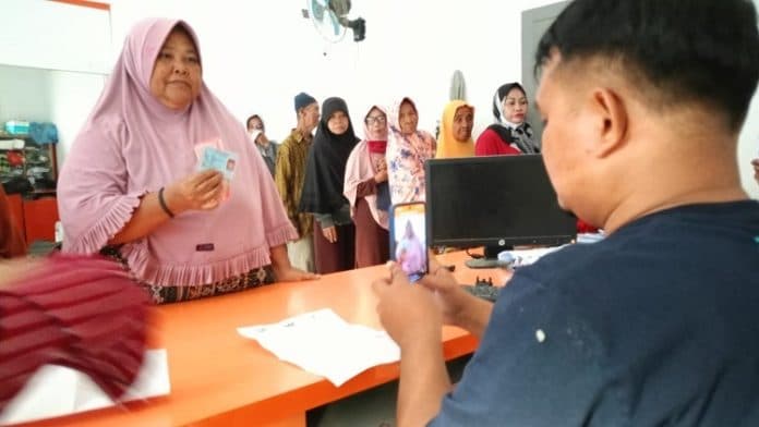 1751_kpm_bpnt_ambil_dana_di_kantor_pos_stabat