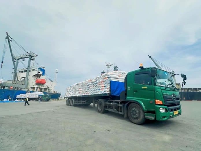 176882_ton_beras_masuk_melalui_pelabuhan_belawan_untuk_pasokan_nataru_2024