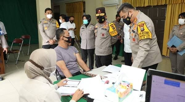 17716_personil_poldasu_telah_divaksin_covid_19