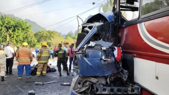 17_orang_tewas_dalam_tabrakan_dua_bus_di_honduras