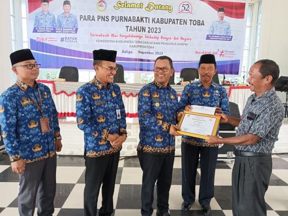 181_pns_purnabakti_di_kabupaten_toba_terima_piagam_penghargaan