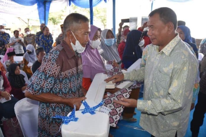 18_warga_deli_serdang_terima_kunci_bedah_rumah_dan_sembako
