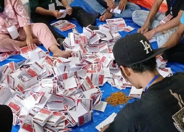 190_warga_sekitar_kpu_binjai_sortir_dan_lipat_kertas_surat_suara_pilkada_2024