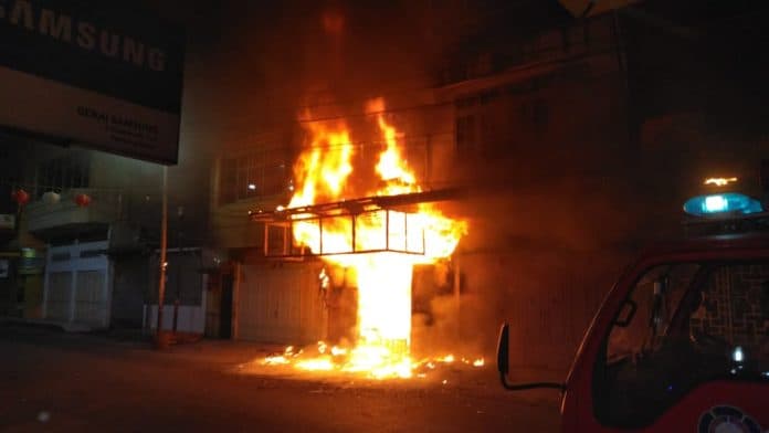 1_tewas_dan_kerugian_rp_1_m_begini_kronologi_kebakaran_di_jalan_surabaya