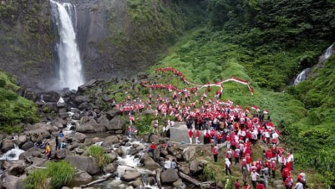 200_bendera_merah_putih_dikibarkan_di_air_terjun_tertinggi_indonesia