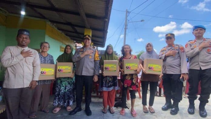 200_paket_sembako_disalurkan_ke_korban_banjir_rob_di_belawan