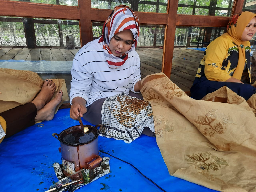 20_kaum_perempuan_di_batu_bara_ikuti_pelatihan_pembuatan_batik_mangrove