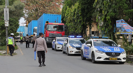 212_personel_polres_siantar_amankan_jalur_truk_logistik_f1h2o
