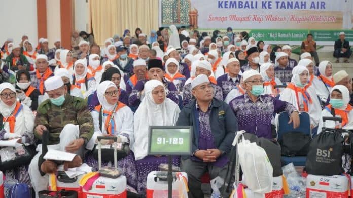 2142_jemaah_haji_asal_sumut_telah_kembali_ke_tanah_air