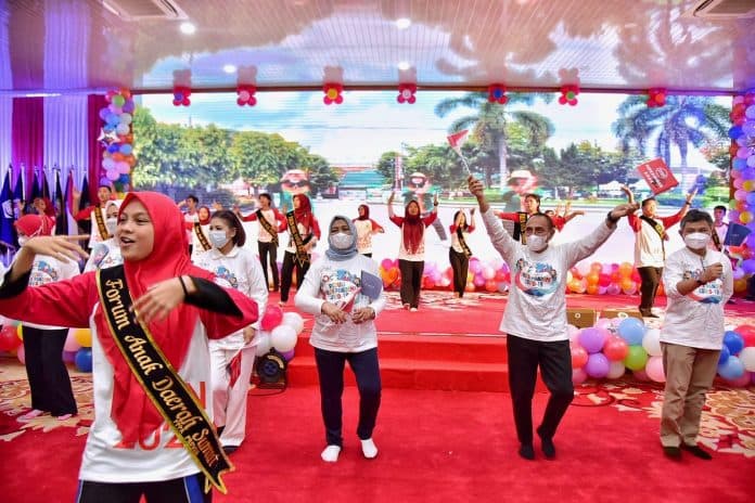 21_kabupaten_kota_di_sumut_terima_penghargaan_kla_gubsu_bupati_dan_walikota_penuhi_hak_anak