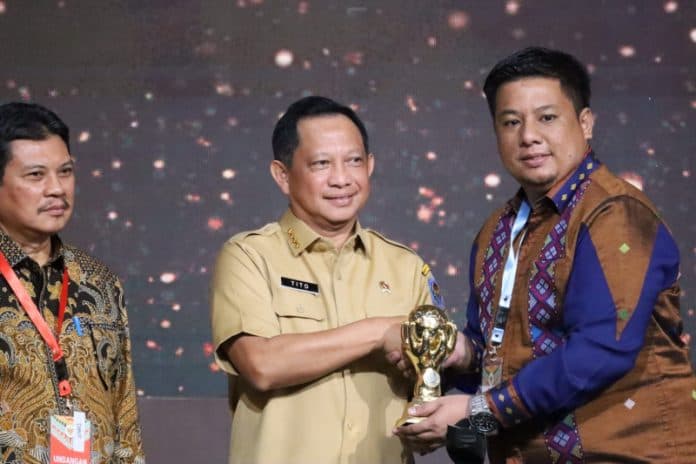 22_provinsi_terima_penghargaan_sebagai_pemda_berstatus_universal_health_coverage