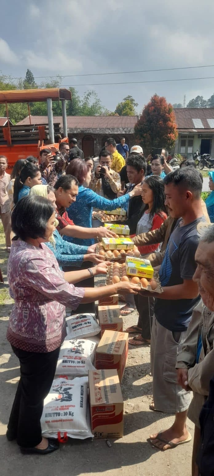 23_kk_korban_puting_beliung_di_dairi_dapat_bantuan_kebutuhan_dasar_dan_100_lembar_seng