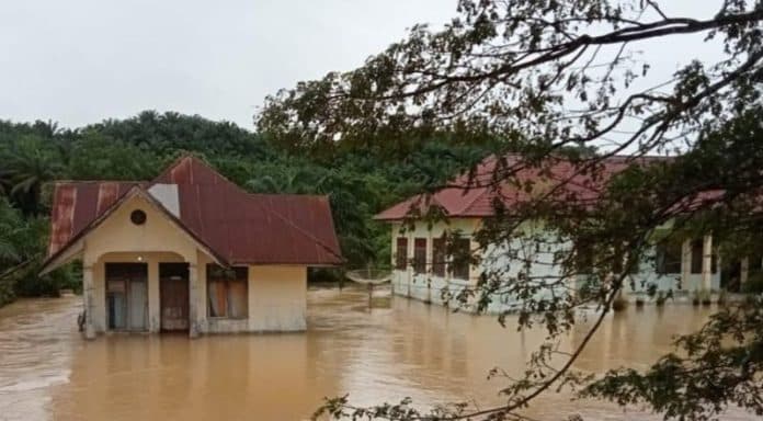 2436_warga_aceh_timur_mengungsi_akibat_banjir