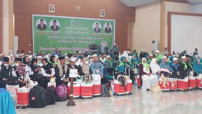 2487_sisa_jemaah_haji_sumut_menunggu_kepulangan_ke_tanah_air