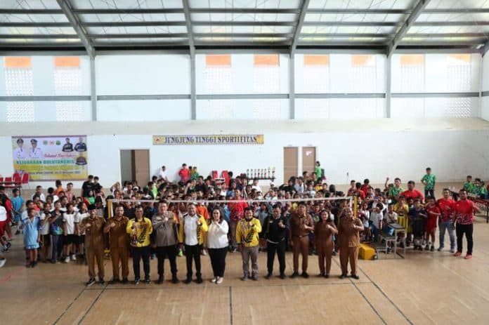 263_atlet_bulutangkis_pakpak_bharat_ikut_turnamen_piala_bupati