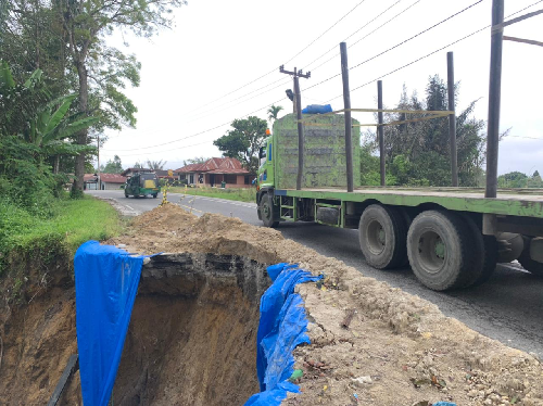 2_bulan_tak_ditangani_longsor_di_jalan_parapat_pondok_buluh_makin_parah