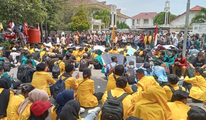 2_gelombang_aksi_unjuk_rasa_di_siantar_tolak_kenaikan_harga_bbm