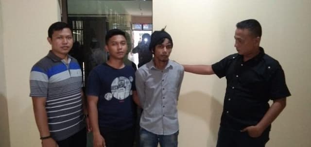 2_hp_dan_septor_lenyap_saddam_husein_diciduk