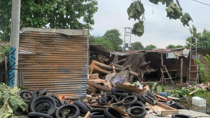 2_korban_tewas_tertimpa_pohon_tumbang_dikebumikan_di_barus