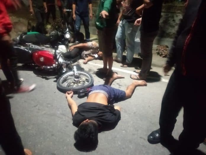 2_penunggang_sepeda_motor_terkapar_di_aspal_usai_tubrukan_di_jalan_medan_siantar