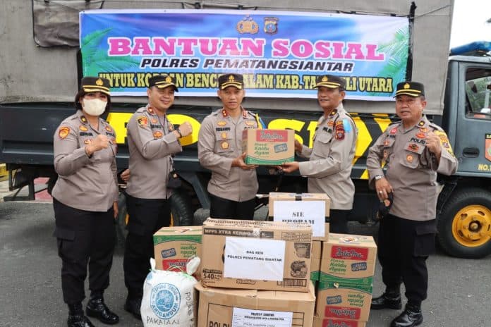 2_truk_bantuan_sembako_dari_kapolres_siantar_untuk_korban_bencana_alam_taput