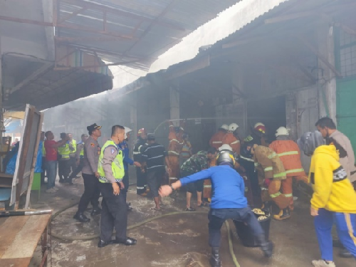 2_unit_kios_di_pasar_senangi_tebing_tinggi_terbakar