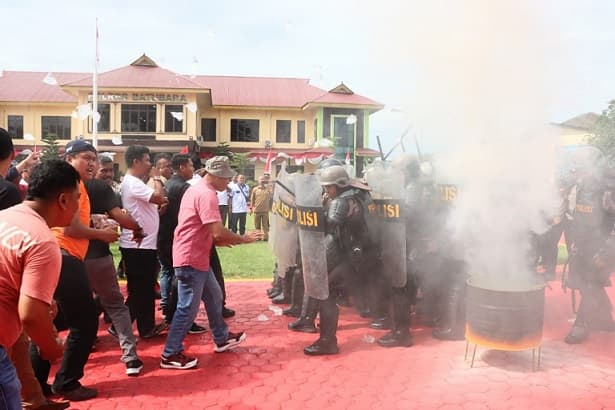 300_personel_polres_batu_bara_ikut_simulasi_sispamkota