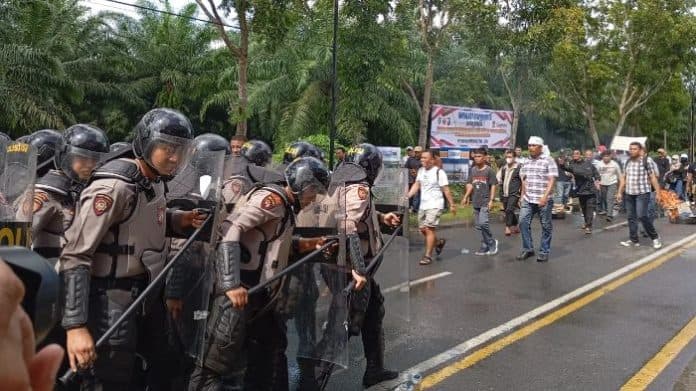 300_polisi_hadang_massa_anarkis_di_depan_kpu_deli_serdang