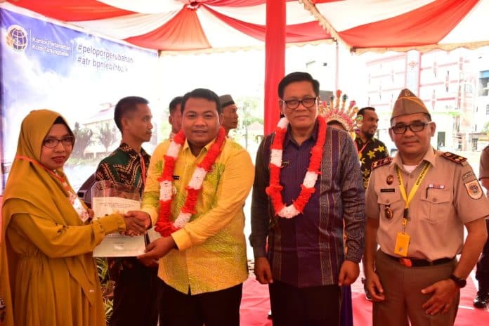 307_warga_terima_sertipakat_tanah_program_ptsl