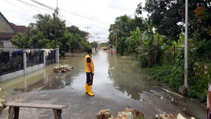 30_rumah_di_jalan_bombongan_raya_terendam_banjir_ini_upaya_polsek_martoba