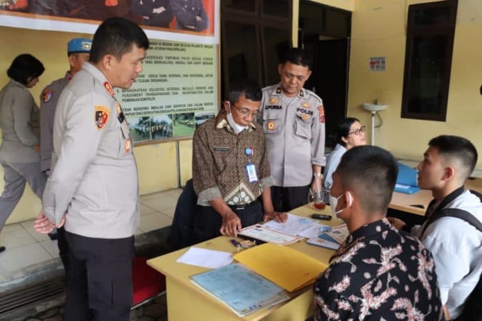 350_orang_daftar_polisi_kapolres_simalungun_tinjau_verifikasi_berkas