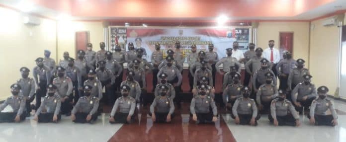 36_personil_polres_siantar_naik_pangkat_3_satuan_terima_penghargaan