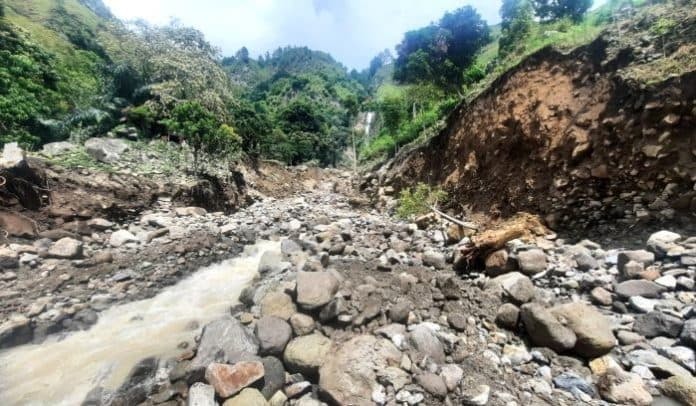 36_pondok_santri_hanyut_saat_banjir_bandang_di_madina