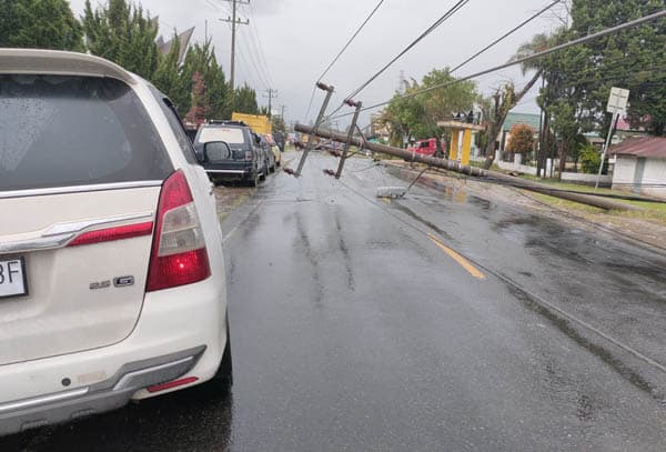 3_batang_tiang_listrik_tumbang_di_sidikalang_lalu_lintas_dialihkan