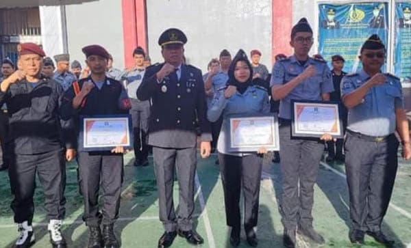 3_pegawai_rutan_kelas_iib_kabanjahe_terima_penghargaan