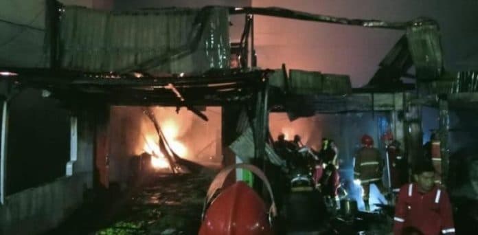 3_ruko_di_bengkulu_terbakar_4_orang_dilarikan_ke_rs
