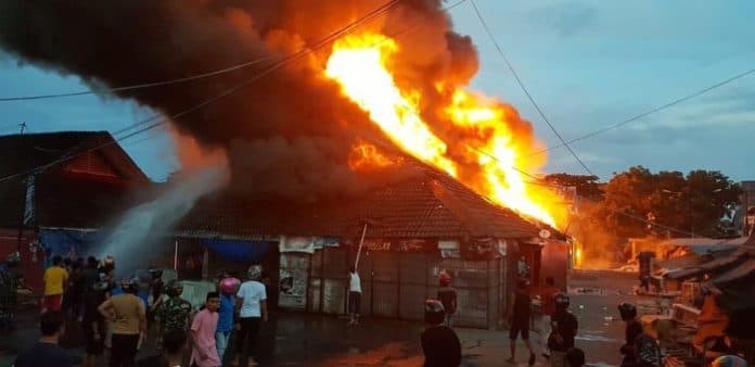 3_rumah_terbakar_pria_keterbelakangan_mental_hangus