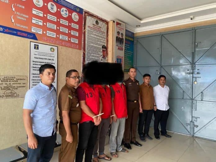 3_tersangka_korupsi_dinas_perkim_pakpak_bharat_ditahan_di_rutan_kelas_ii_b_sidikalang