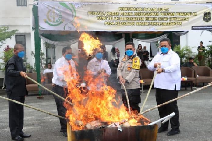 42_perkara_inkracht_kejari_siantar_musnahkan_25_ponsel