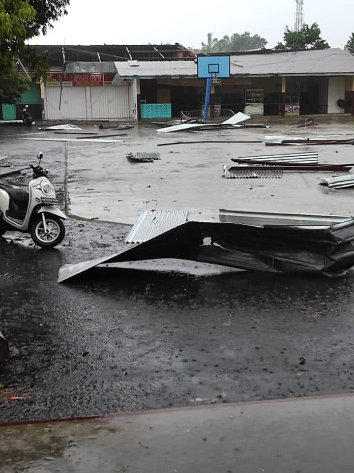 4_gedung_sekolah_rusak_akibat_hujan_dan_angin_kencang_yang_melanda_kota_siantar