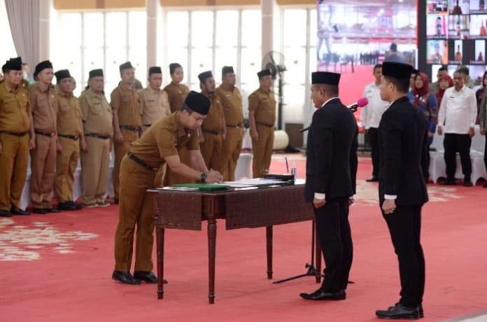 4_hari_lagi_lengser_edy_rahmayadi_lantik_155_pejabat_tinggi_pratama_pengawas_dan_kepsek